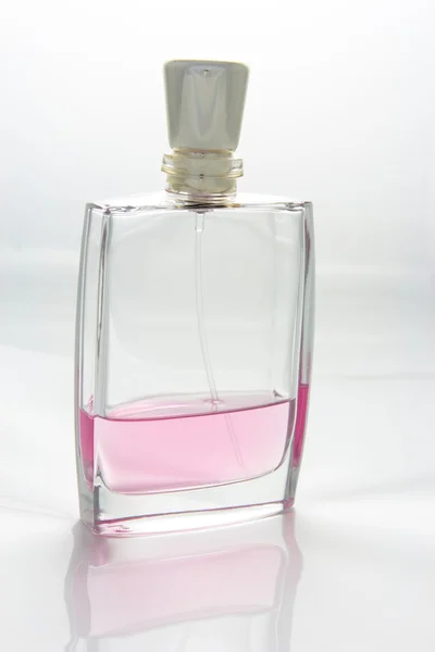 Zamknąć butelkę perfum — Zdjęcie stockowe
