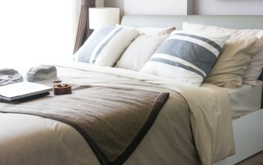 Boş modern yatak yatak odasında