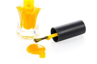 Beyaz parlak tırnak cilası