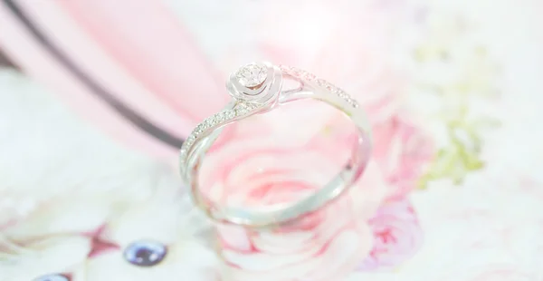 Ring diamant met effect filter lens flare — Stockfoto