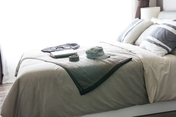 Lege moderne bed in de slaapkamer — Stockfoto