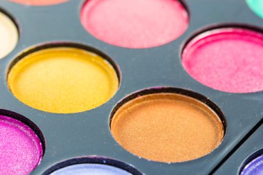 Kalıcı makyaj kolaj kadar kapatın