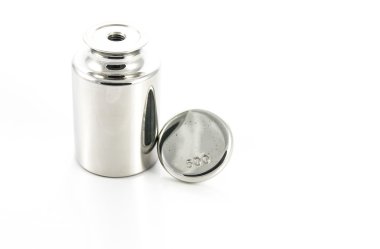 Beyaz arka plan üzerinde kalibrasyon ağırlığı 