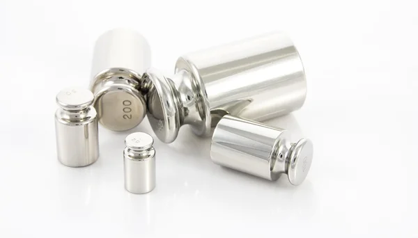 Beyaz arka plan üzerinde kalibrasyon ağırlığı 