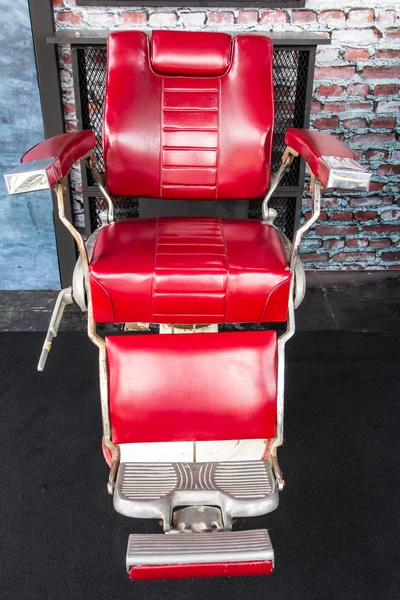 Vintage chaise rouge coiffeur — Photo