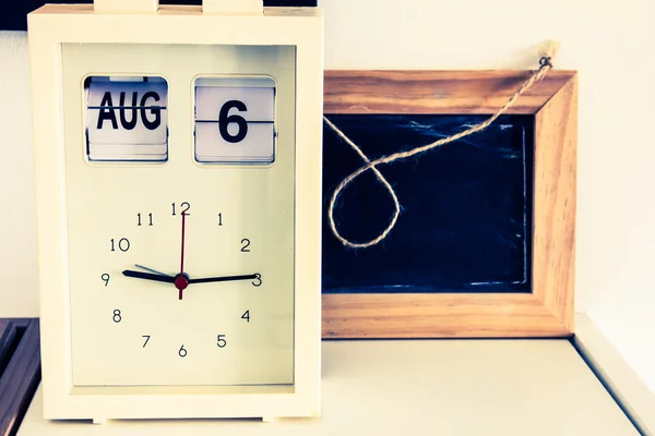 La decoración de la habitación del reloj en una mesa —  Fotos de Stock