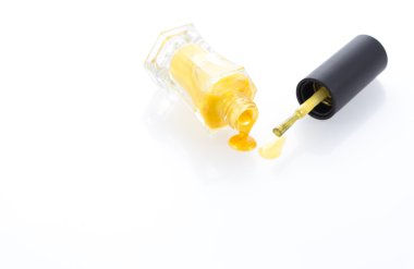 Beyaz parlak tırnak cilası