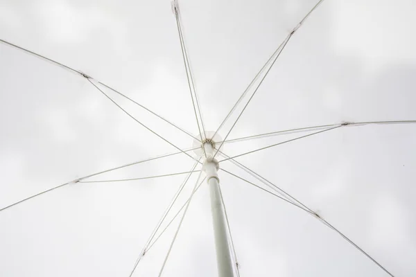 Abstraktní bílý deštník — Stock fotografie