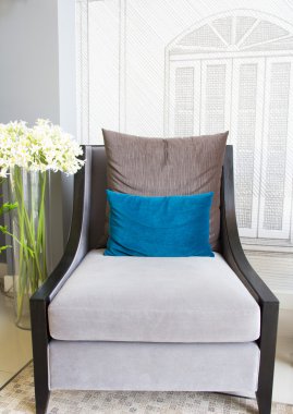 sandalye ile dekore edilmiş modern iç