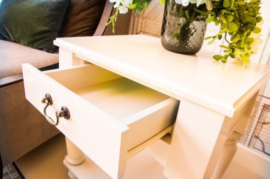 Açılan beyaz boş çekmece ile dekore edilmiş Modern iç