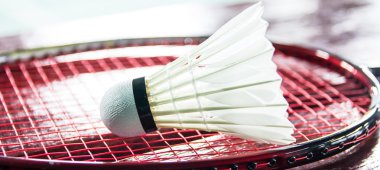 Badminton Raket üzerinde raketle