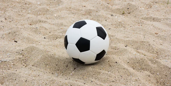 Piłka nożna na plaży — Zdjęcie stockowe