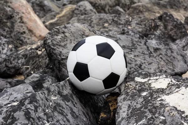 Μπάλα ποδοσφαίρου πάνω σε βράχο — Φωτογραφία Αρχείου