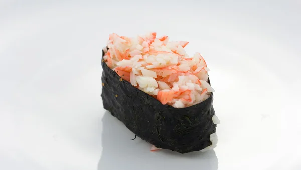 Вкусные кусочки суши — стоковое фото