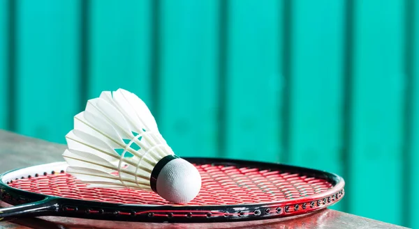 Shuttle op badminton rackets — Stockfoto