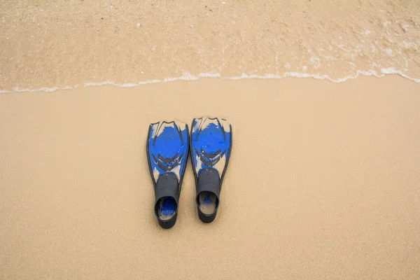 Aletas de buceo azul en la playa —  Fotos de Stock