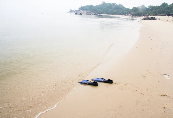 Aletas de buceo azul en la playa — Foto de Stock