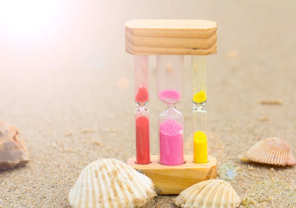Timglas på sandstranden — Stockfoto