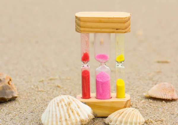 Timglas på sandstranden — Stockfoto