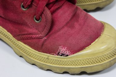 bir ahşap zemin üzerinde kırmızı ayakkabılar 