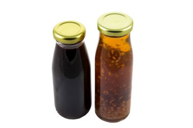 Beyaz arka plan üzerinde izole meyve suyu şişesi