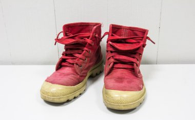 bir ahşap zemin üzerinde kırmızı ayakkabılar 