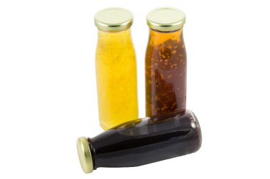 Beyaz arka plan üzerinde izole meyve suyu şişesi