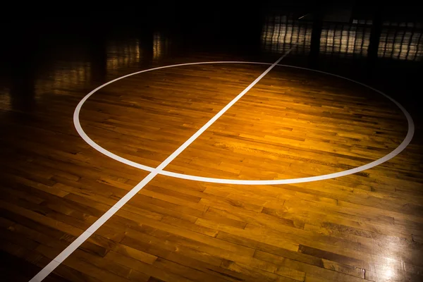 Piso de madeira quadra de basquete — Fotografia de Stock