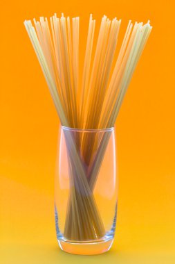 cam üzerinde kuru makarna