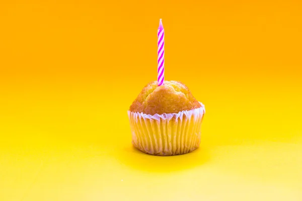 Delizioso cupcake di compleanno sul tavolo — Foto Stock