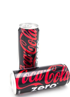 Tayland - 12 Kasım 2015: Coca-Cola Can beyaz arka plan üzerinde