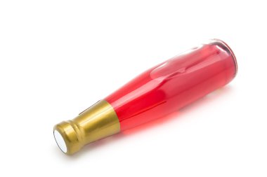 Beyaz arka planda meyve suyu şişesi