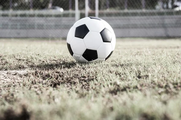 Chiudere pallone da calcio sul campo — Foto Stock