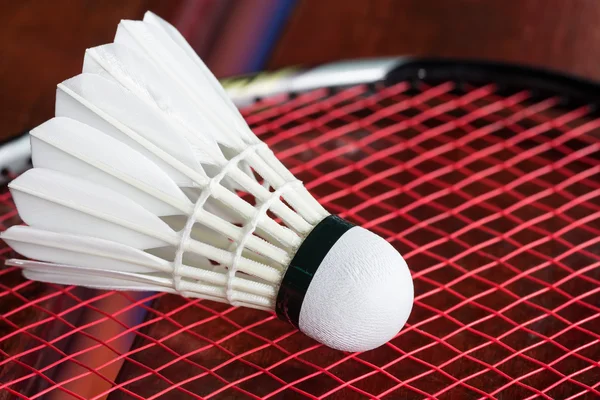 Badmintonový míček na badminton rakety — Stock fotografie