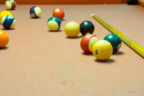 Bolas de bilhar em uma velha mesa de bilhar — Fotografia de Stock