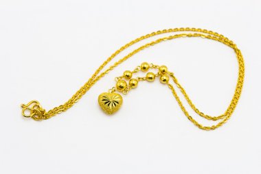 beyaz zemin üzerine altın kolye