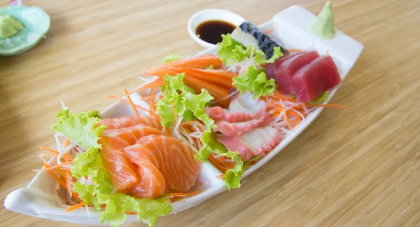 Fechar sashimi definido na placa — Fotografia de Stock