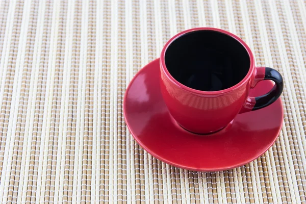 Copo de café vermelho no fundo de madeira — Fotografia de Stock