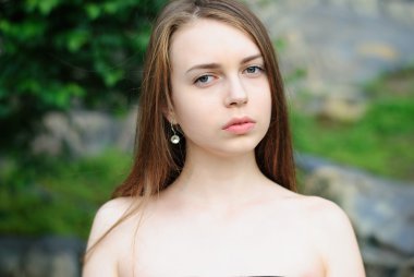 Portre portre güzel ciddi kızın açık, açık shoulde