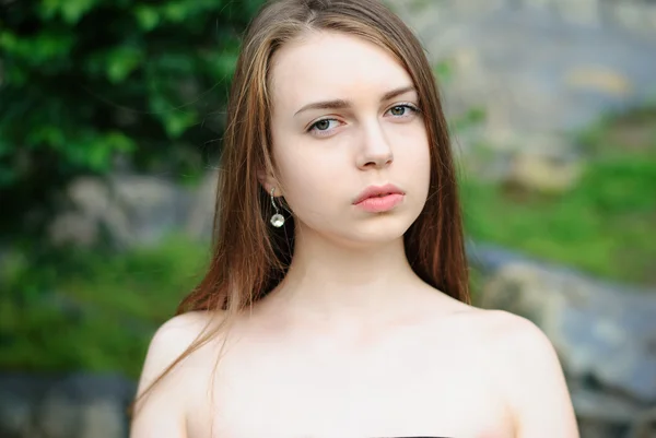 Closeup portrait of beautiful serious girl outdoor, open shoulde — Stock Photo, Image