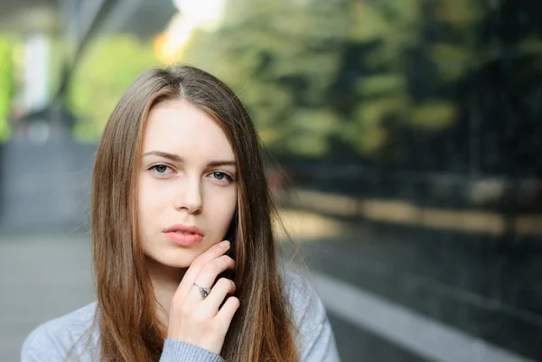 Closeup portrait of beautiful serious girl in town — Stock Photo, Image