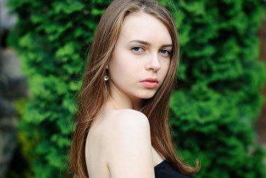 Güzel ciddi kız açık closeup portresi