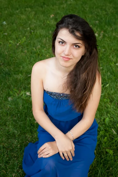 Krásná orientální dívka na trávě v parku — Stock fotografie