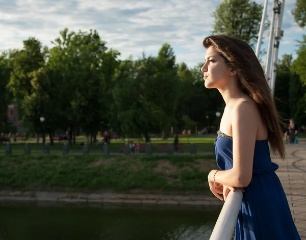 Chica pensativa mira a la distancia cerca del río — Foto de Stock