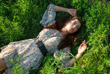 Yeşil çimenlerin üzerinde şirin kız