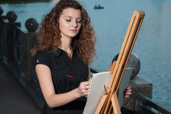 Beautiful young artist draws a picture — Stock Photo, Image