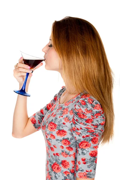 Hermosa joven con bebida alcohólica — Foto de Stock