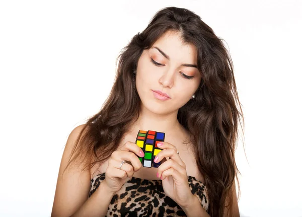 Beautiful woman solves puzzle — Stock Photo, Image