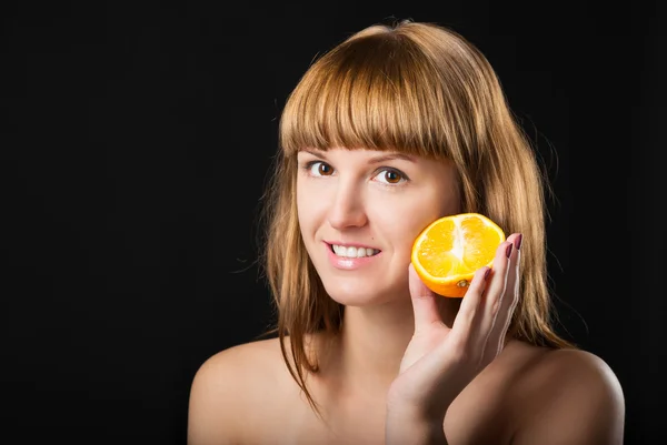 Vacker glad flicka och färska saftig apelsin — Stockfoto