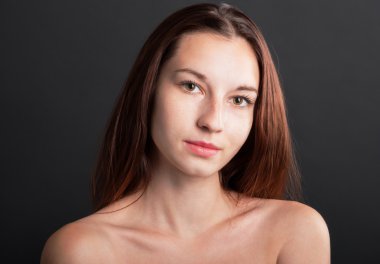 yakın çekim sanatsal portre çekici ciddi kadının